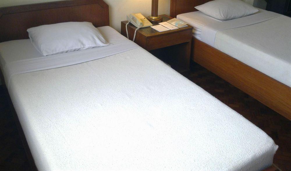 Sunny Bay Suites Manila Esterno foto