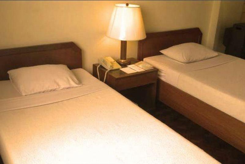 Sunny Bay Suites Manila Esterno foto
