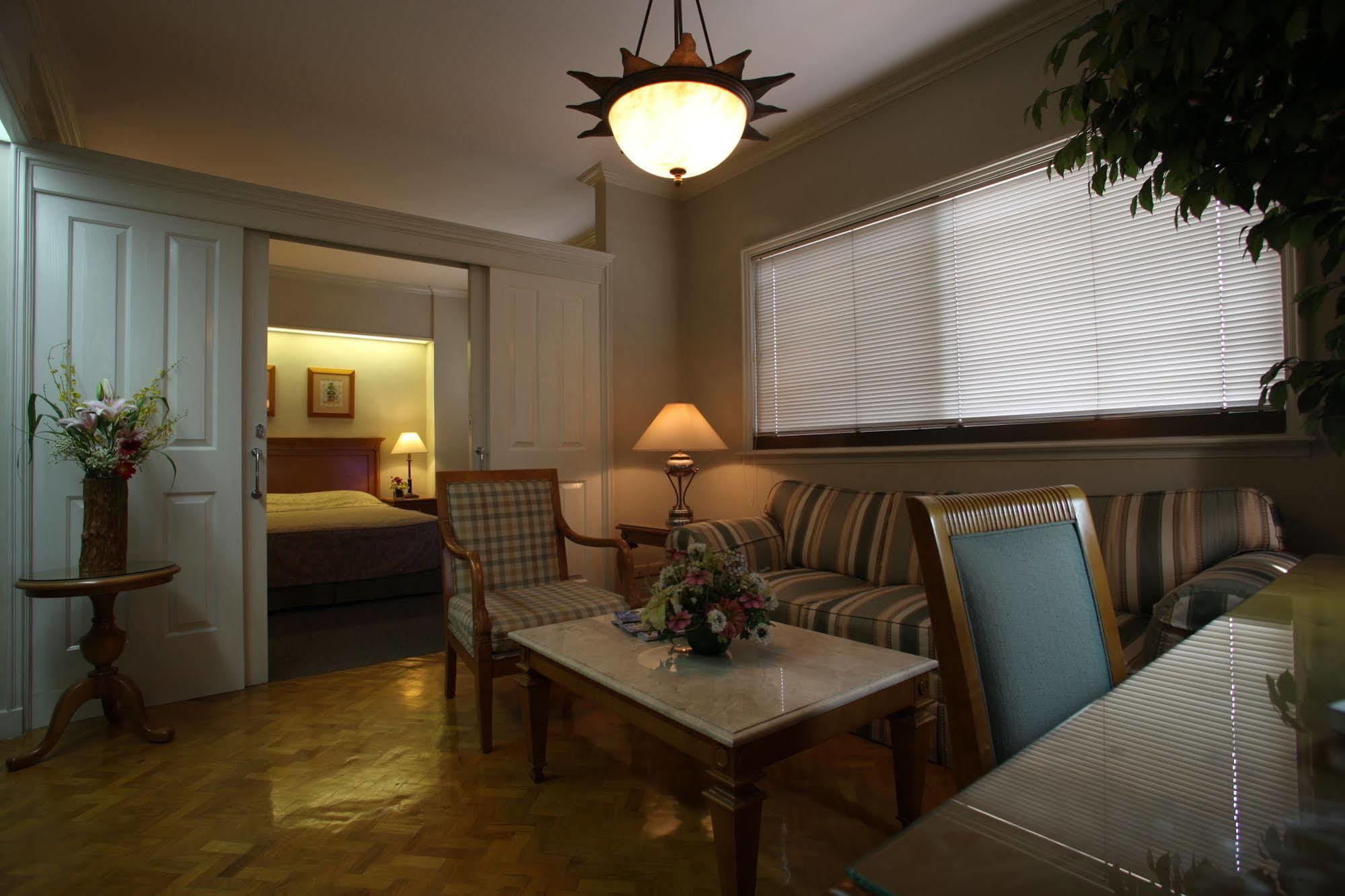 Sunny Bay Suites Manila Esterno foto