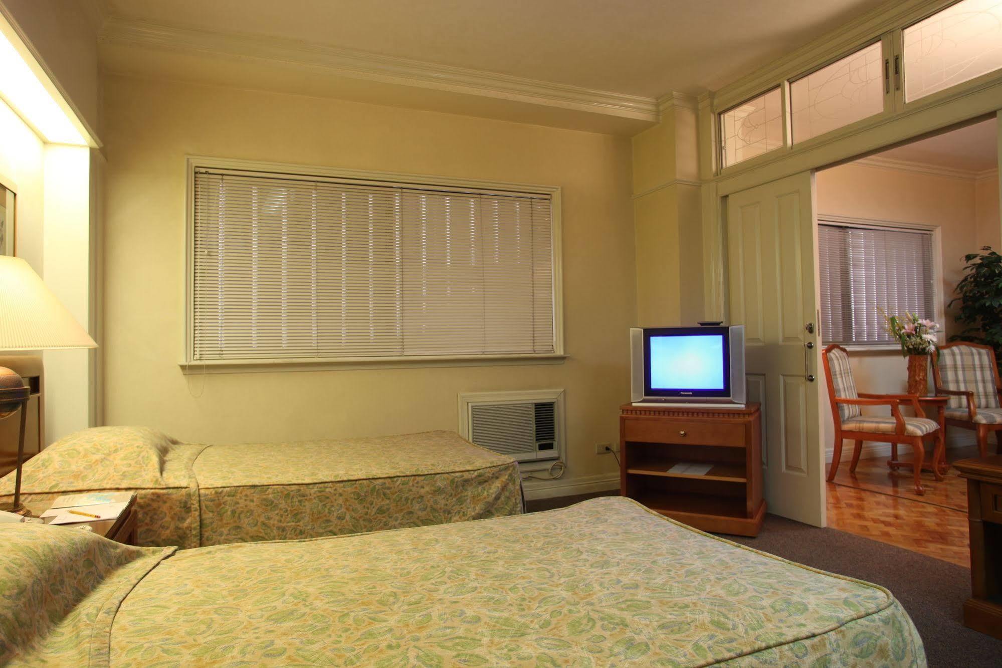 Sunny Bay Suites Manila Esterno foto