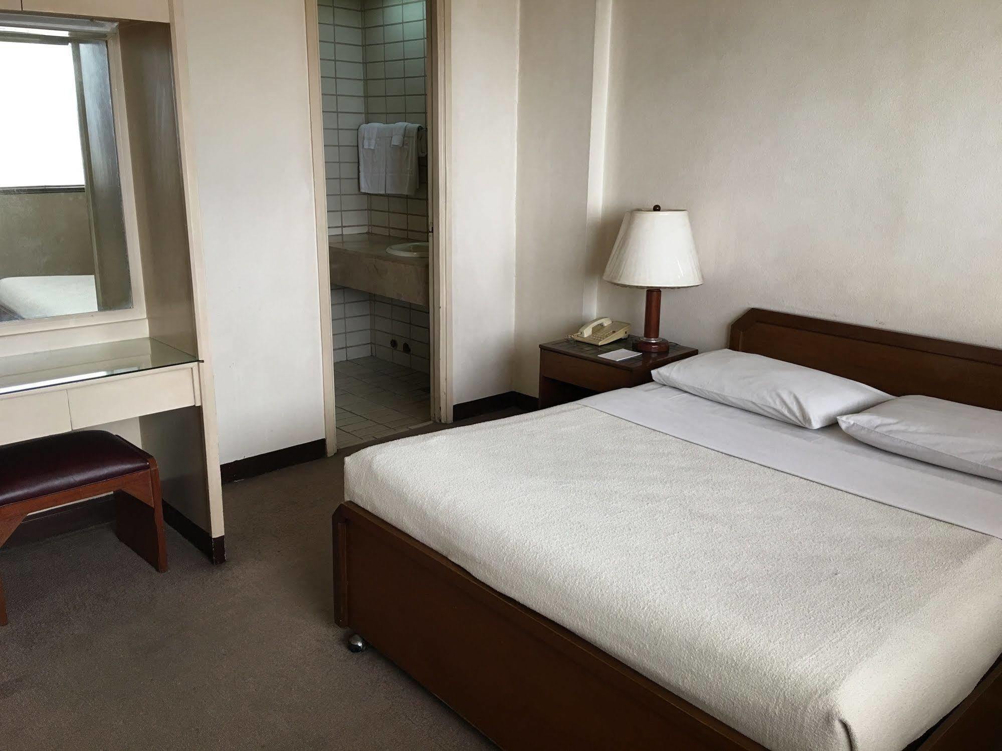Sunny Bay Suites Manila Esterno foto