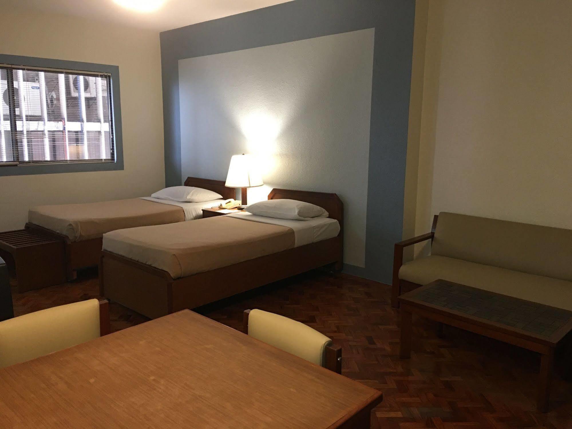 Sunny Bay Suites Manila Esterno foto