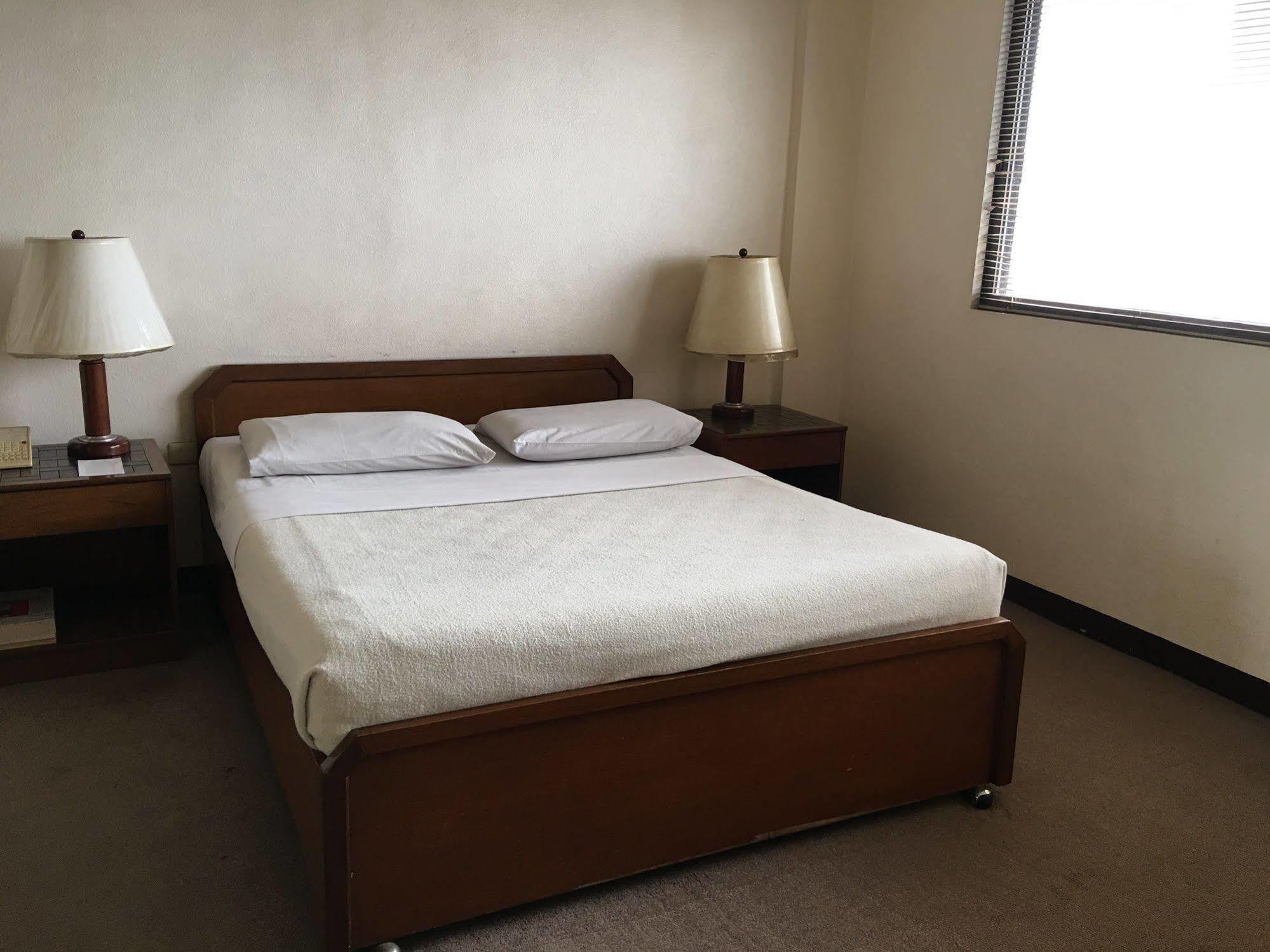 Sunny Bay Suites Manila Esterno foto