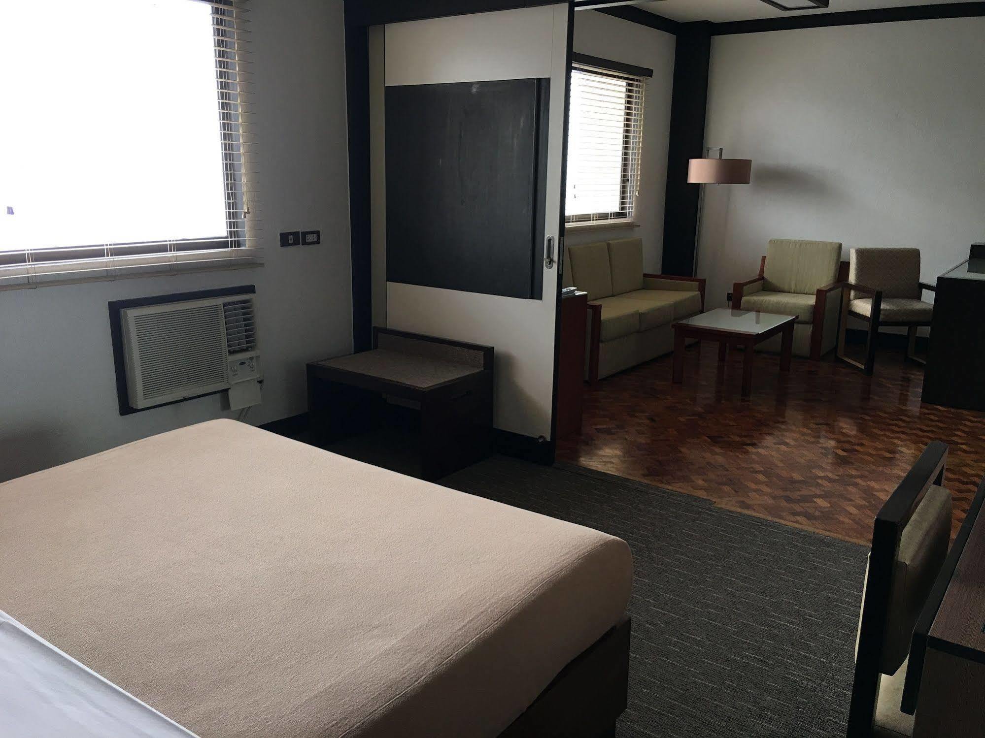 Sunny Bay Suites Manila Esterno foto