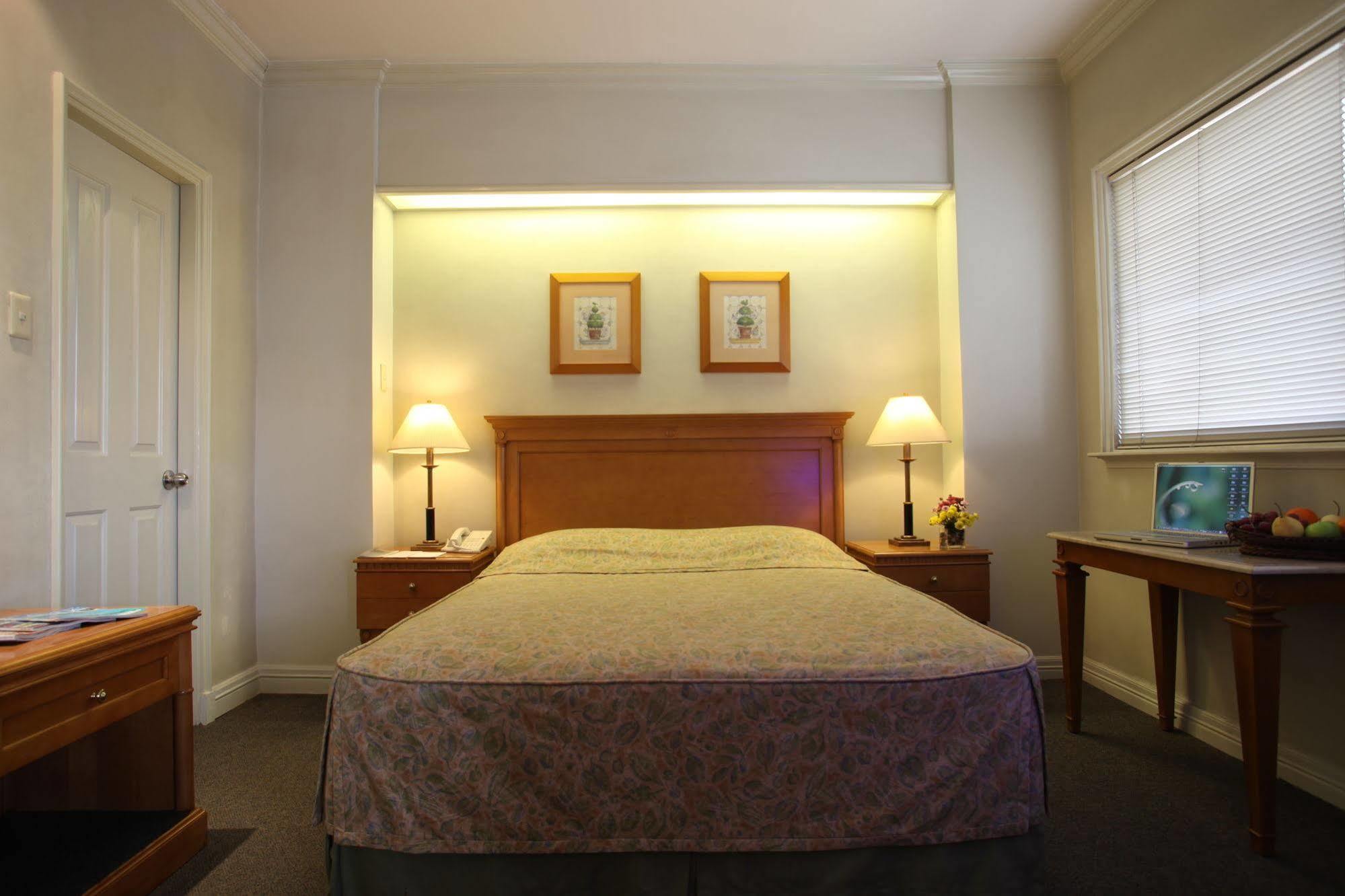 Sunny Bay Suites Manila Esterno foto